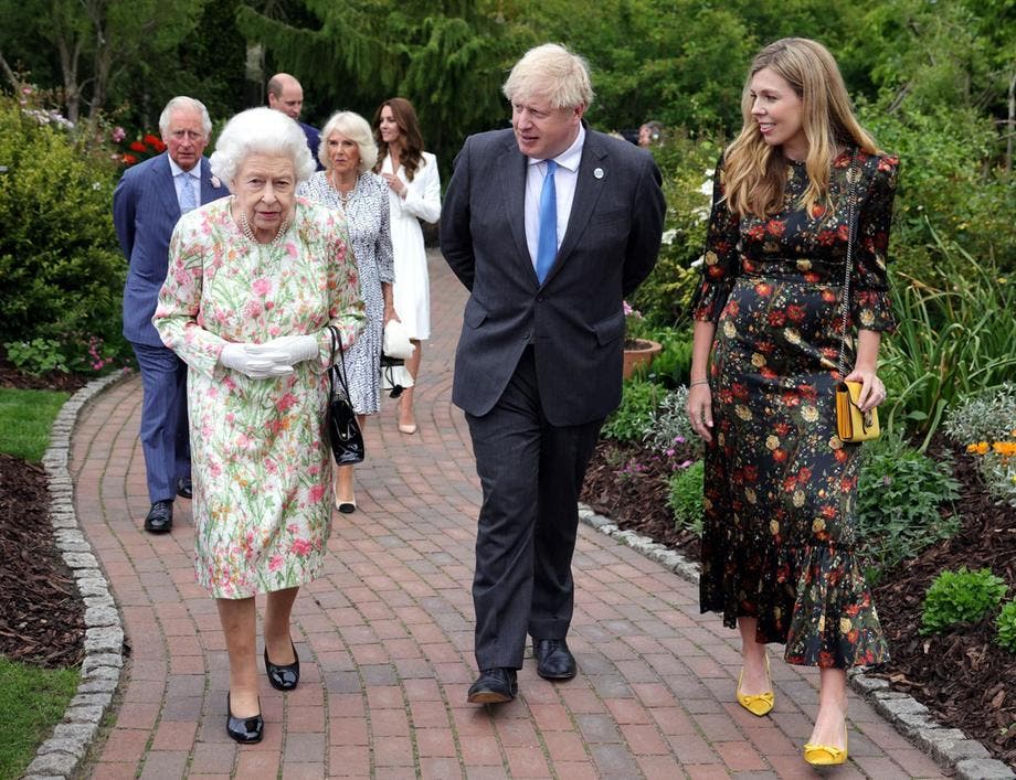 الملكة إليزابيت برفقة رئيس الوزراء البريطاني وزوجته، كما يبدو في الخلف الأمير تشارلز وزوجته كاميلا والأمير ويليام وزوجته كايت