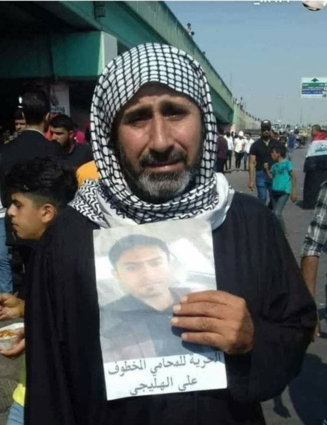 والد علي ومصطفى في إحدى التظاهرات