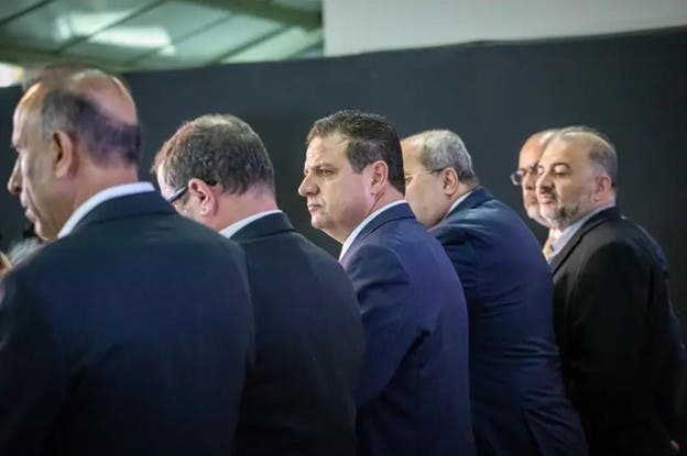 منصور عباس مع أعضاء القائمة المشتركة في عام 2019 قبل انقسام الحزب