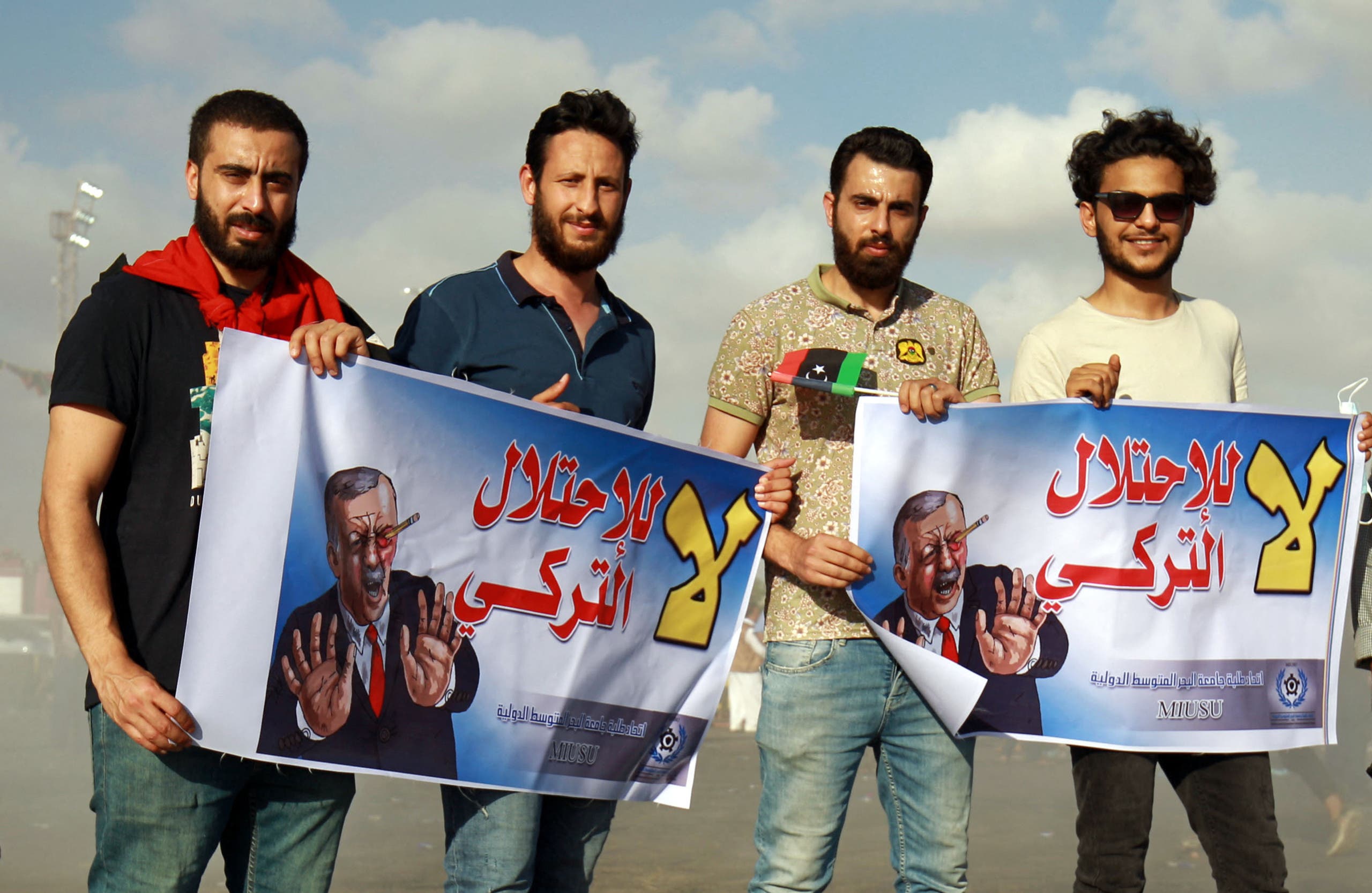 شبان في ينغازي يرفعون لافتات ضد التدخل التركي في يلادهم (أرشيفية)