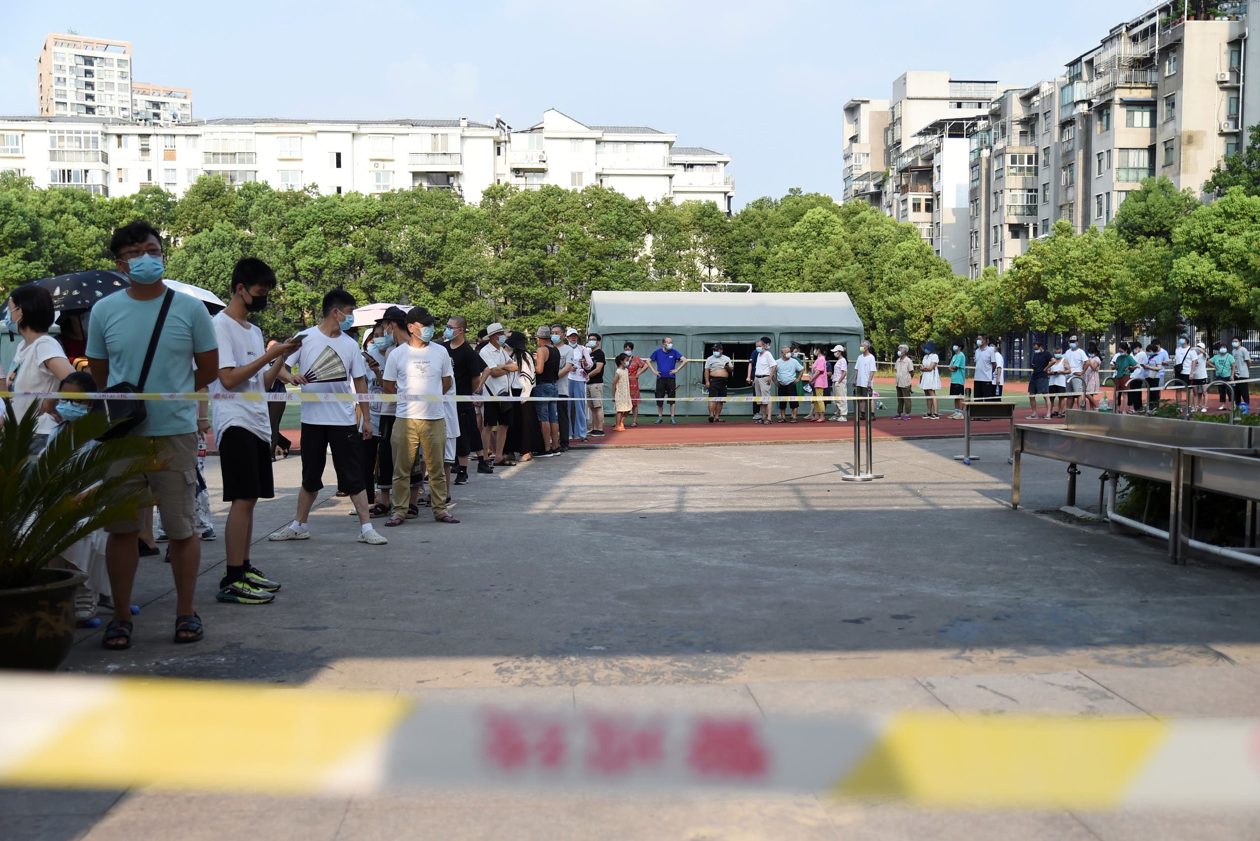 سكان في ووهان ينتظرون للخضوع لفحص كورونا