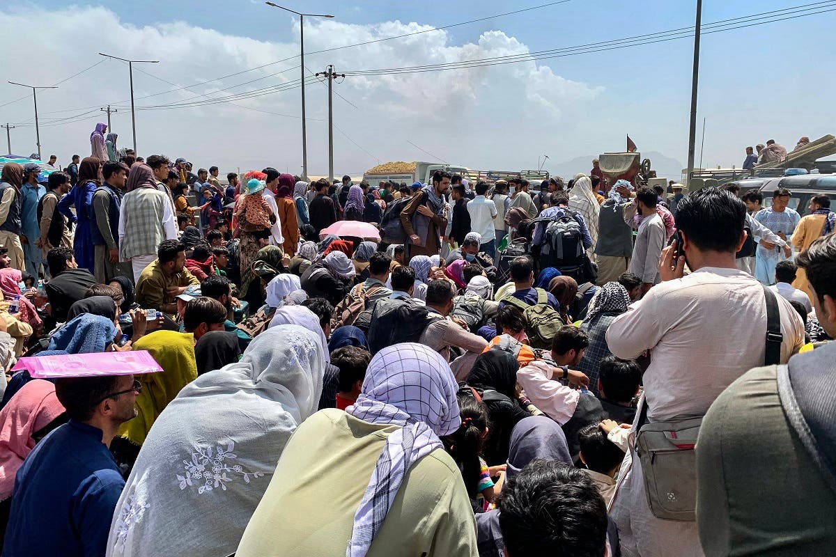 أفغان ينتظرون قرب الجزء العسكري من مطار كابل على أمل إجلائهم