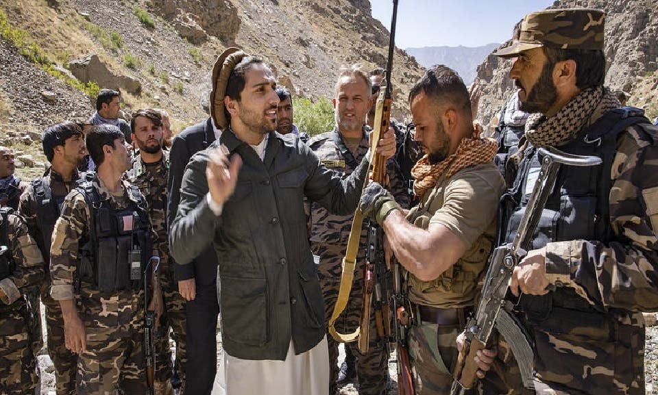 أحمد مسعود مع مسلحيه في ولاية بنجشير