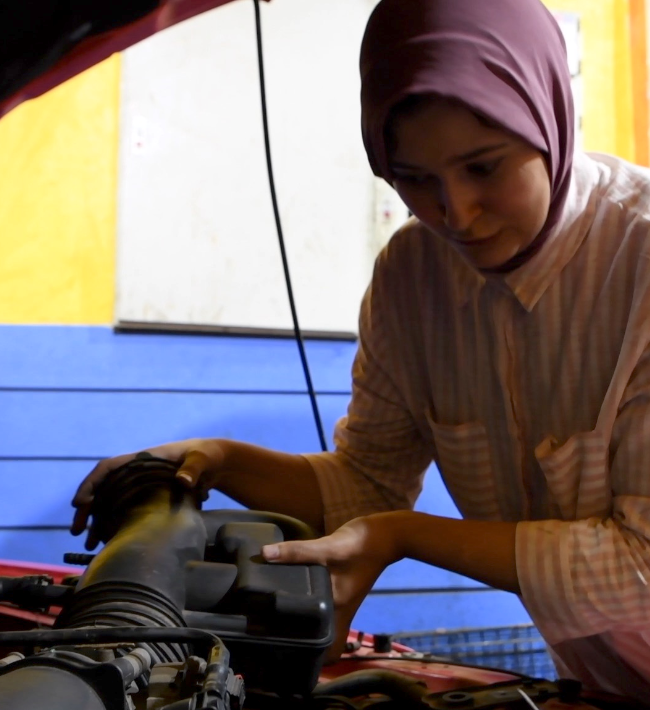 آية جمال في ورشتها لإصلاح السيارات