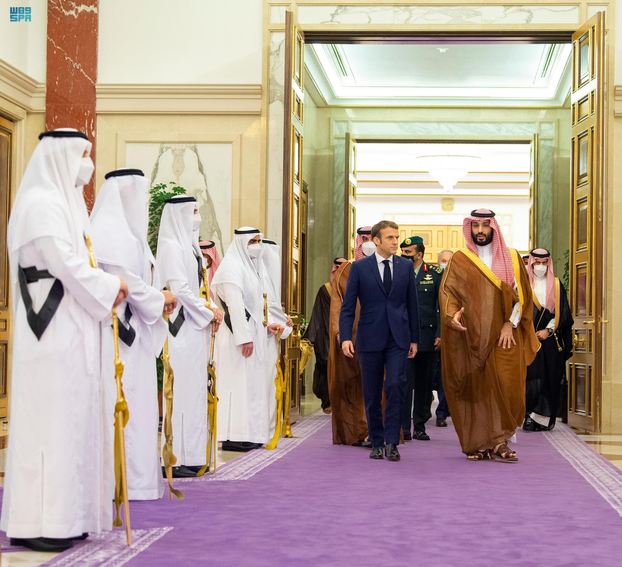 من استقبال الأمير محمد بن سلمان لماكرون اليوم