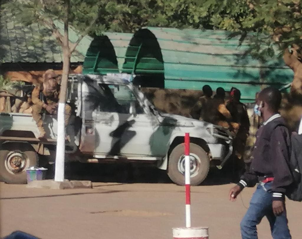 جنود يطوقون مبنى التلفزيون الحكومي في واغادوغو اليوم