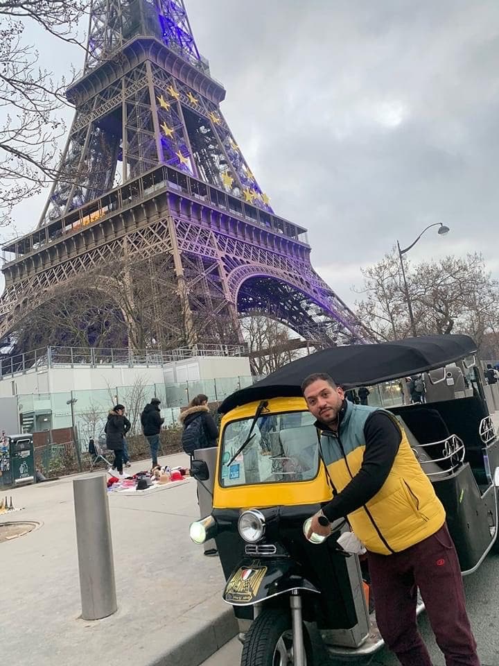 أحمد مسعود من أمام برج إيفل مع التوك توك المصري