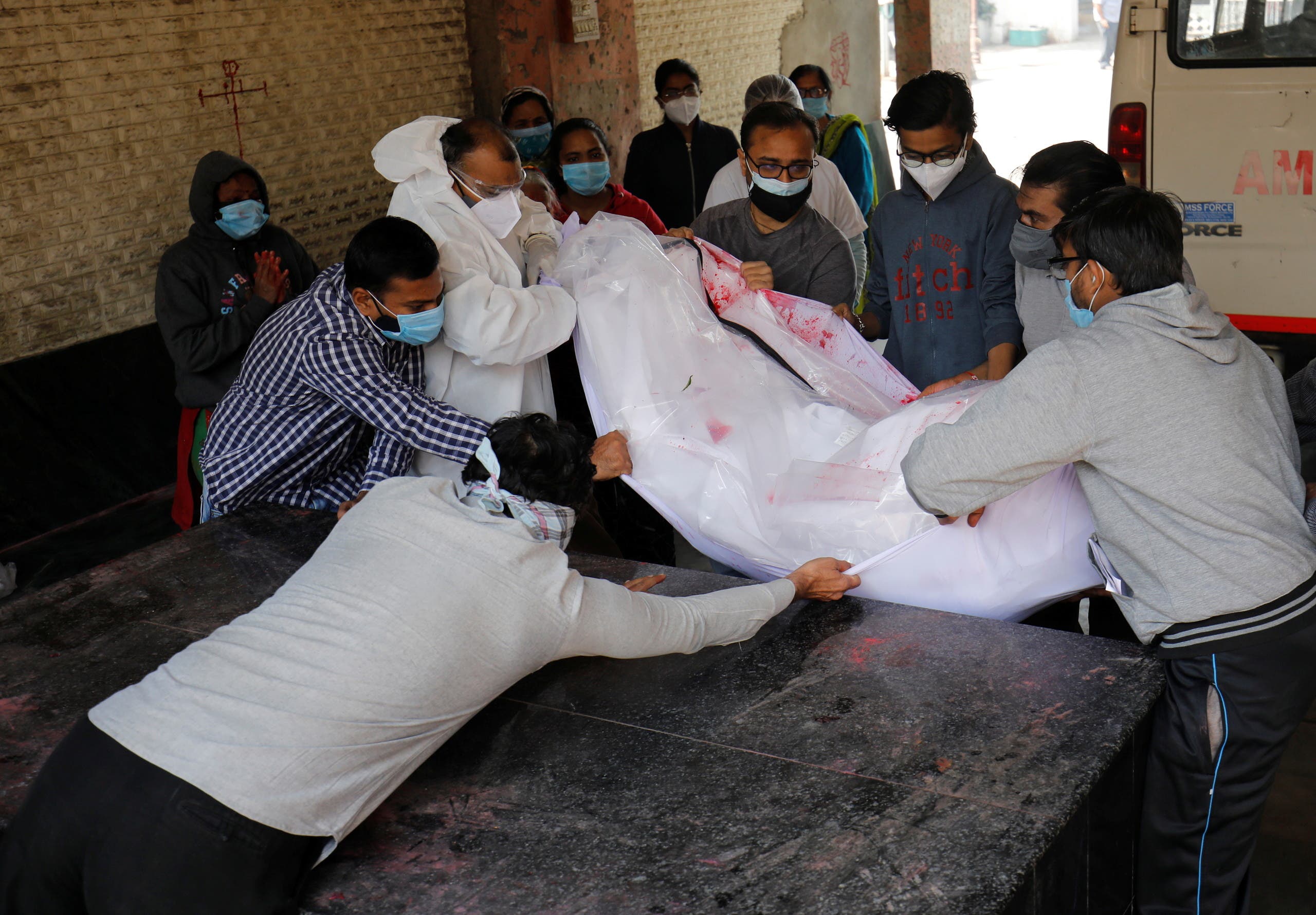 نقل جثة متوفي بكورونا في أحمد أباد في فبراير الماضي